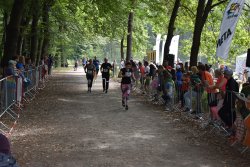 Komendant KPP Wieliczka podczas biegu. W tle inni biegacze oraz osoby obserwujące.