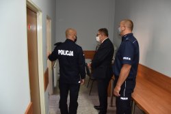 Komendant Powiatowy Policji w Wieliczce wspólnie z Wójtem Gminy Gdów oraz Komendantem Komisariatu Policji w Gdowie w trakcie obchodu w komisariacie