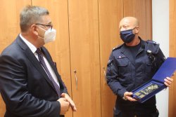 Komendant Powiatowy Policji w Wieliczce wręcza grawer Wójtowi Gminy Gdów