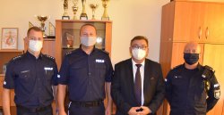 Wspólne zdjęcie Komendanta Powiatowego Policji w Wieliczce, Wójta Gminy Gdów oraz komendantów w Gdowie