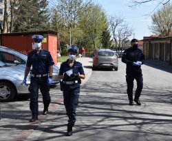 Policjanci z Wieliczki rozdają maseczki