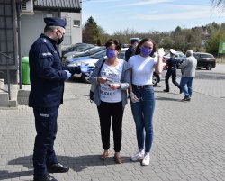 Policjanci z Wieliczki rozdają maseczki