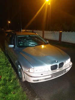 BMW z widocznymi uszkodzeniami szyby przedniej