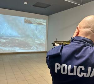 Wieliccy policjanci uczestniczyli w otwarciu wirtualnej strzelnicy w Zespole Szkół im. Jana Pawła II w Niepołomicach