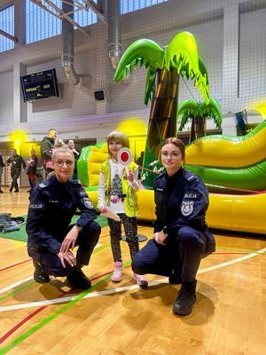 policjantki z jednym uczestników