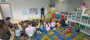 policjant prowadzi prelekcje w Szkole Podstawowej nr 6 w Wieliczce