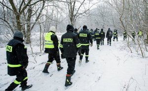 Poszukiwania osoby przez strażaków i policjantów w czasie opadów śniegu i siarczystym mrozie.