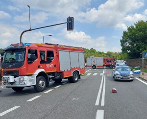 Pojazdy służb na piejscu wypadku drogowego