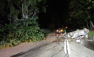 Pojazd Audi znajdujący się na dachu. Za nim stoi zielony pojazd