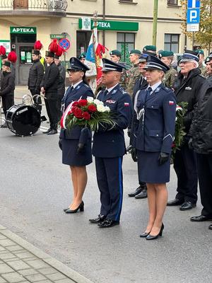 Funkcjonariusze Komendy Powiatowej Policji w Wieliczce z wiązanką kwiatów