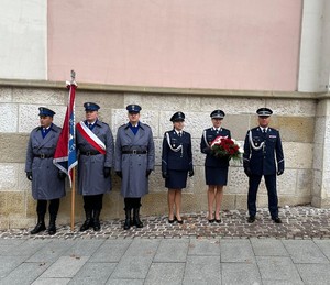 Funkcjonariusze KPP Wieliczka pod kościołem św. Klemensa