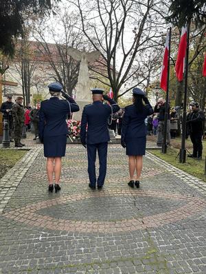 Policjanci oddają honor pod Pomnikiem