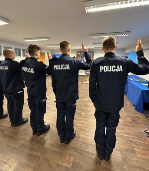 Policjanci składaja ślubowanie