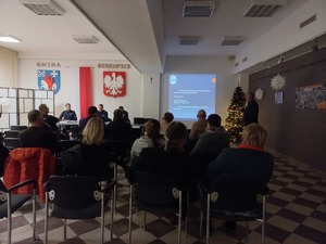 Policjanci oraz uczestnicy debaty w gminie Biskupice