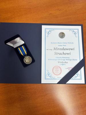 Medal, który otrzymał mł. insp. Mirosław Strach