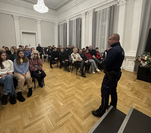 Policjant KPP wieliczka podczas spotkania z wolontariuszami WOŚP