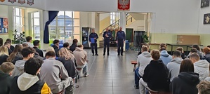 Policjanci promowali zawód policjanta na spotkaniu z młodzieżą