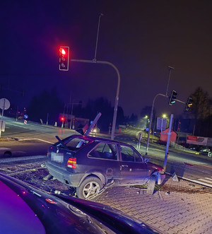 VW polo którym 21 latek uderzył w sygnalizator świetlny