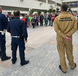 Policjanci, strażak z PSP Wieliczka oraz uczestnicy konkursu wraz z opiekunami w Solnym Mieście