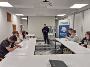 mł. asp. Damian Ostręga przeprowadza prelekcję wśród młodzieży z OHP