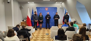 Gratulacje złożone przez Komendanta Powiatowego Policji w Wieliczce, obok Starosta Wielicki, Wicestarosta oraz Naczelnik WRD Wieliczka