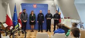 Starosta Wielicki gratuluje uczestnikom turnieju BRD