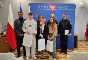 Starosta Wielicki, Wicestarosta, Komendant Powiatowy Policji w Wieliczce, Naczelnik WRD KPP Wieliczka oraz zwyciężcy ze szkoły Podstawowej w Sierczy