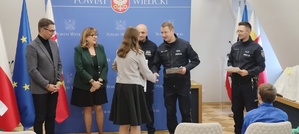 Naczelnik WRD KPP Wieliczka składa gratulacje uczestniczce turnieju