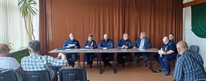 Organizatorzy debaty oraz mieszkańcy Wieliczki podczas sebaty społecznej
