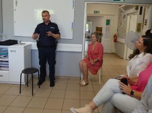 mł. asp. Damian Ostręga podczas spotkania i z osobami niepełnosprawnymi