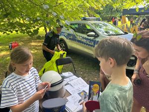 Dzieci przy stoisku policjantów, w trakcie pikniu w Parku Mickiewicza