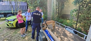 prewodnik z psem oraz uczestnicy pikniku