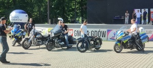 Uczestnicy zlotu motocyklowego oraz policjanci WRD KPP Nowy Targ