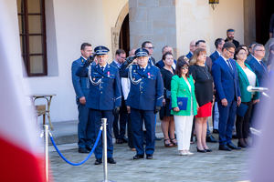 insp. Mariusz Kudela, insp. Jarosław Klich, za nimi stojący zaproszeni gości na obchody Święta Policji w Wielicze