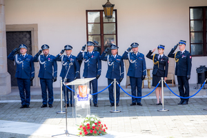 Funkcjonariusze Policji oraz PSP w Wieliczce oddający honor
