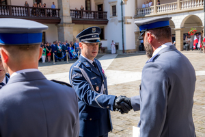 insp. Jarosław Klich gratuluje mianowanemu policjantowi