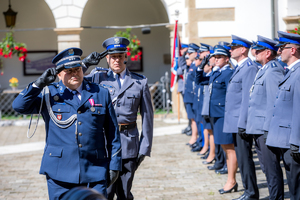 Zastępca Komendanta Wojewódzkiego Policji w Krakowie oraz dowódca uroczystości oddają honor