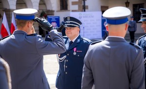Zastępca Komendanta Wojewódzkiego Policji w Krakowie oraz mianowani policjanci