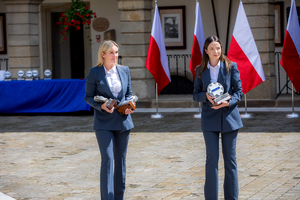 Pracownicy Komendy Powiatowej Policji w Wieliczce trzymają pamiątkowe statuetki