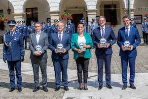 Komendant Powiatowy Policji w Wieliczce oraz samorzadowcy Powiatu Wielickiego