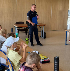 mł. asp. Damian Ostręga podczas prelekcji