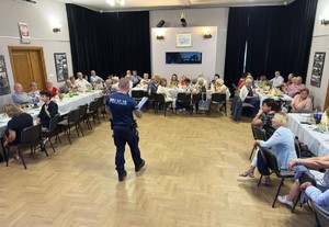 Prelekcja policjanta zespołu ds. Nieletnich z seniorami osiedla Krzyszkowice