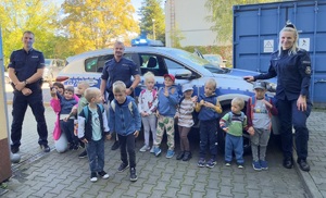 Wspólne zdjęcie przedszkolaków oraz policjantów.