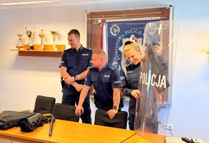 Dzielnicowy, Policjant Zespołu ds. Nieletnich oraz instruktor strzelania w trakcie wizyty przedszkolaków