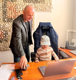 Komendant Powiatowy Policji w wieliczce, na fotelu siedzący przedszkolak