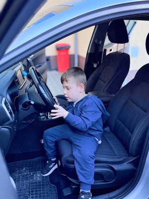 Przedszkolak siedżacy w radiowozie