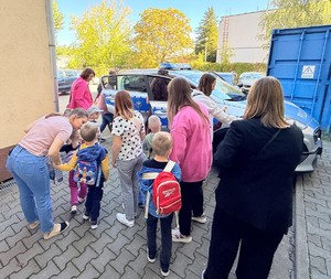 przedszkolaki przy radiowozie policyjnym