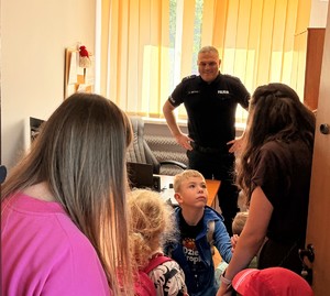 Przedszkolaki w pokoju Naczelnika Wydziału Prewencji KPP Wieliczka