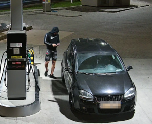 Speawca kradziezy paliwa obok samochód którym się poruszał