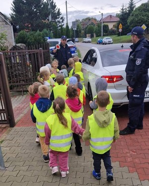 Policjanci wraz z przedszkolakami podczas akcji ,, cytrynka''